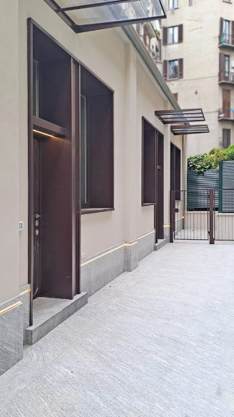 Dettaglio del prospetto in Via Ciro Menotti